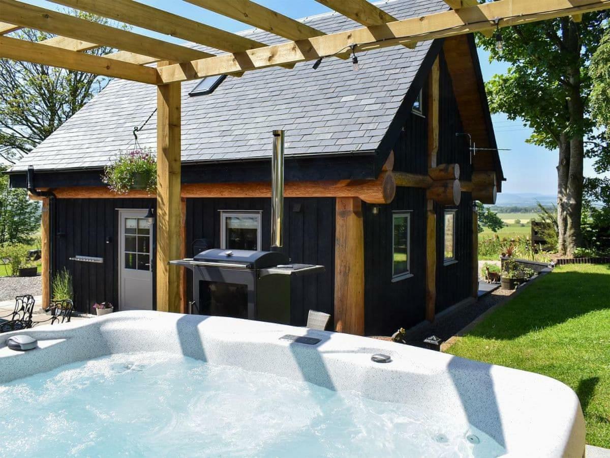 Rowanlea Lodge With Hot Tub Marykirk Exterior foto